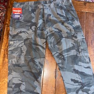 BRAND NEW! Men’s Wrangler cargo pants!